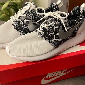 *NEW* Nike Roshe One Snake Print